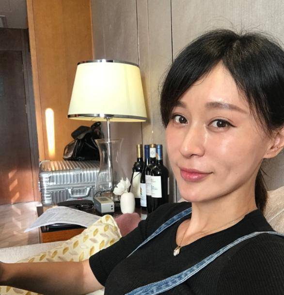 她37岁搭档胡歌走红,结婚时戴20元戒指,还对穷丈夫不离不弃_杨雨婷