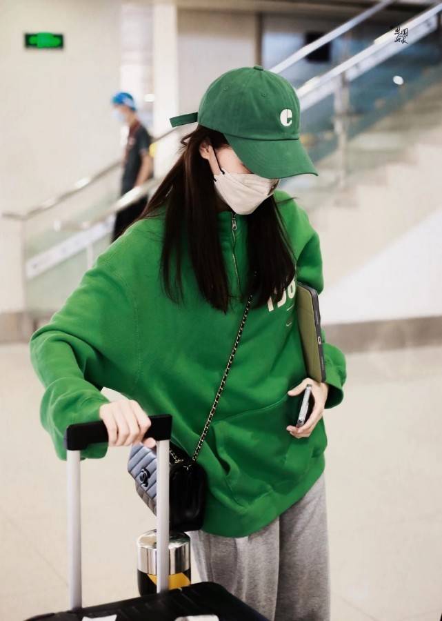 草绿色 张小斐春晚爆款大翻车！最新造型才是真爆款，比春晚大衣更好穿