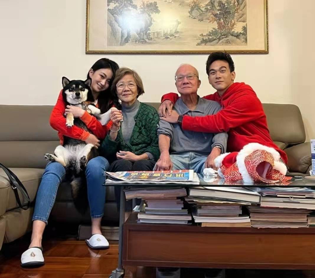 而在郭秀云家中的时候,当这些鹦鹉们突然在空中起飞,在室内飞翔的这个