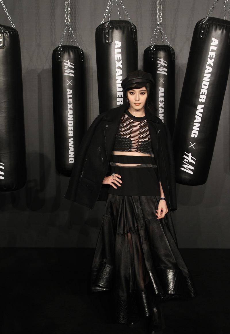 带着 这衣服也太显胖了吧，镂空造型显皮肤真白，带着帽子很复古