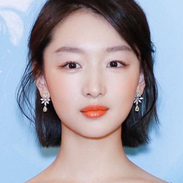 周冬雨女星挑战“柔晰暮色妆”,戚薇杨超越马马虎虎,看到关晓彤爱啦