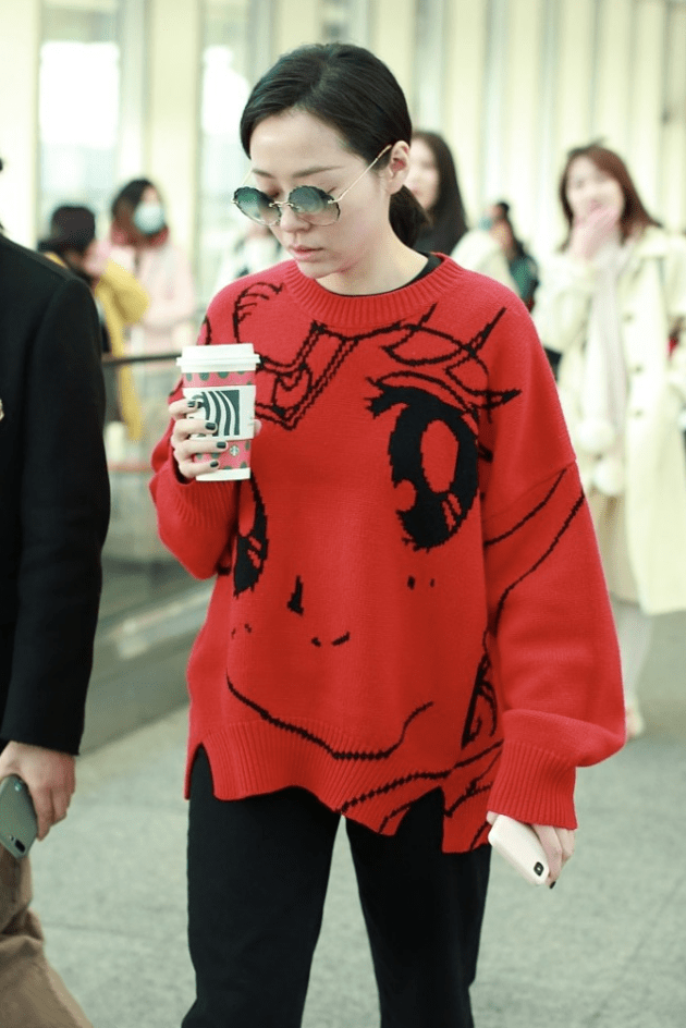 毛衣 张靓颖不化妆也跟路人没区别,不过素颜却不丑,穿红色毛衣好随性