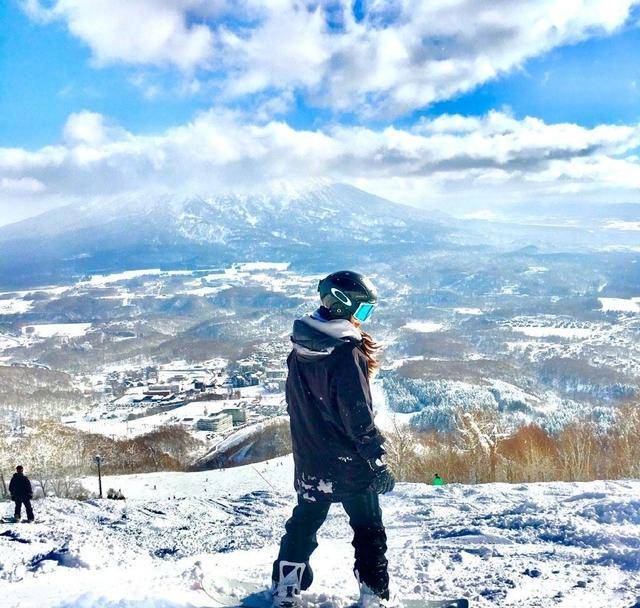 海绵 Angelababy首次晒儿子滑雪照，2岁小海绵穿滑雪服，比妈妈还抢镜