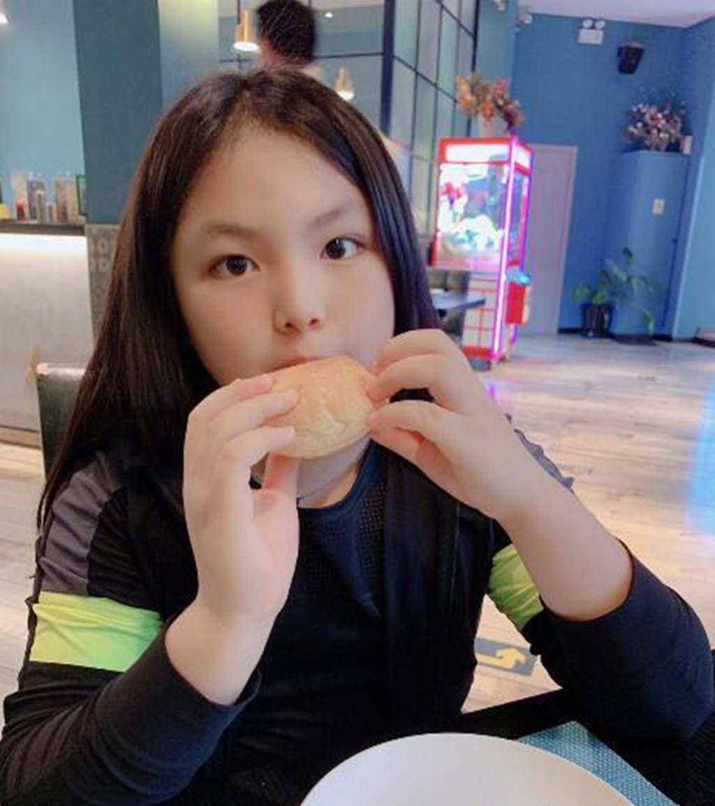黑色 李湘晒女儿手工画，11岁王诗龄又长大了，长发黑色运动装元气满满