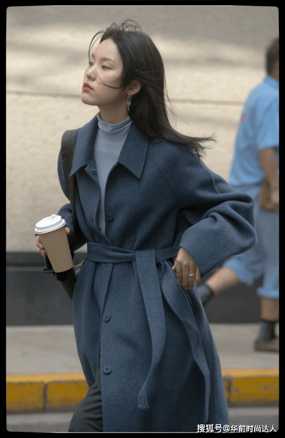 脖子 早春“大衣+高领衫”太高级了，保暖显气质，适合30、40岁的女人