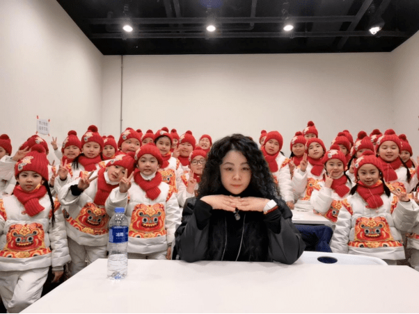 鸟巢 一起向未来!中国十佳设计师丁洁在鸟巢与孩子们“虎头虎脑”迎冬奥