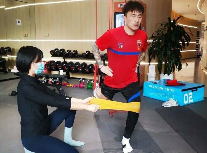 发文批国足:球员薪水高,老婆太漂亮,肚子上一堆肉_王永珀_郜林_嘲讽