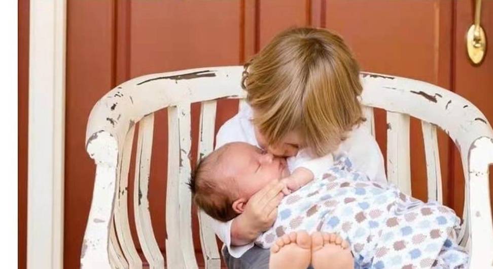 舅舅|舅甥俩幼儿园同班，舅舅“特殊待遇”逗乐老师，外甥：毕竟是长辈