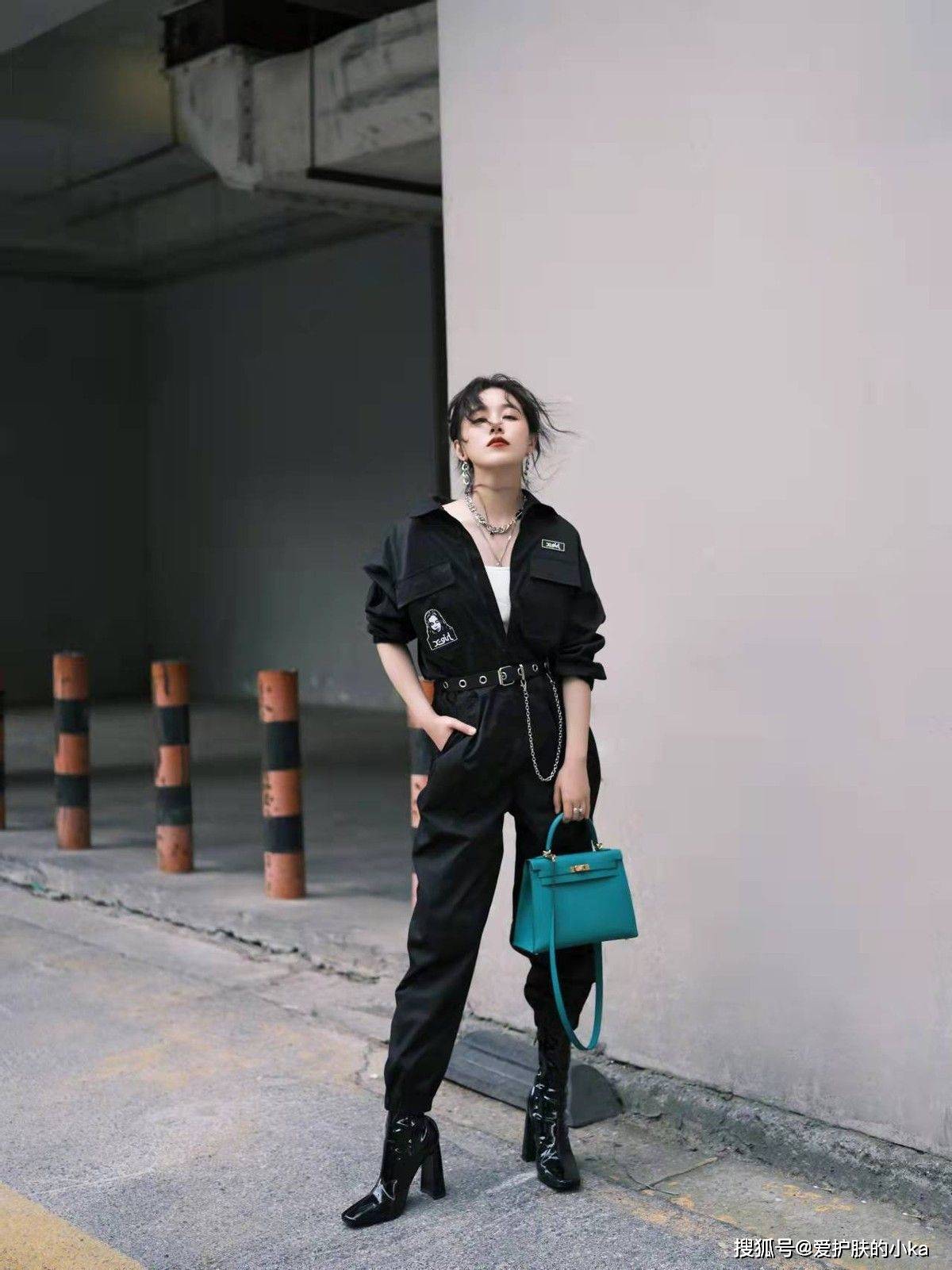 黑色 阚清子也是怕冷，“男友羽绒服”裹得严实显臃肿，意外地显腿短