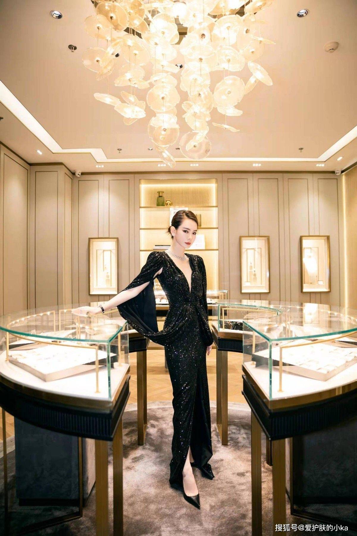 戚薇好 戚薇好会穿黑色！简单的黑色西装穿得霸气十足，女王气场不是盖的