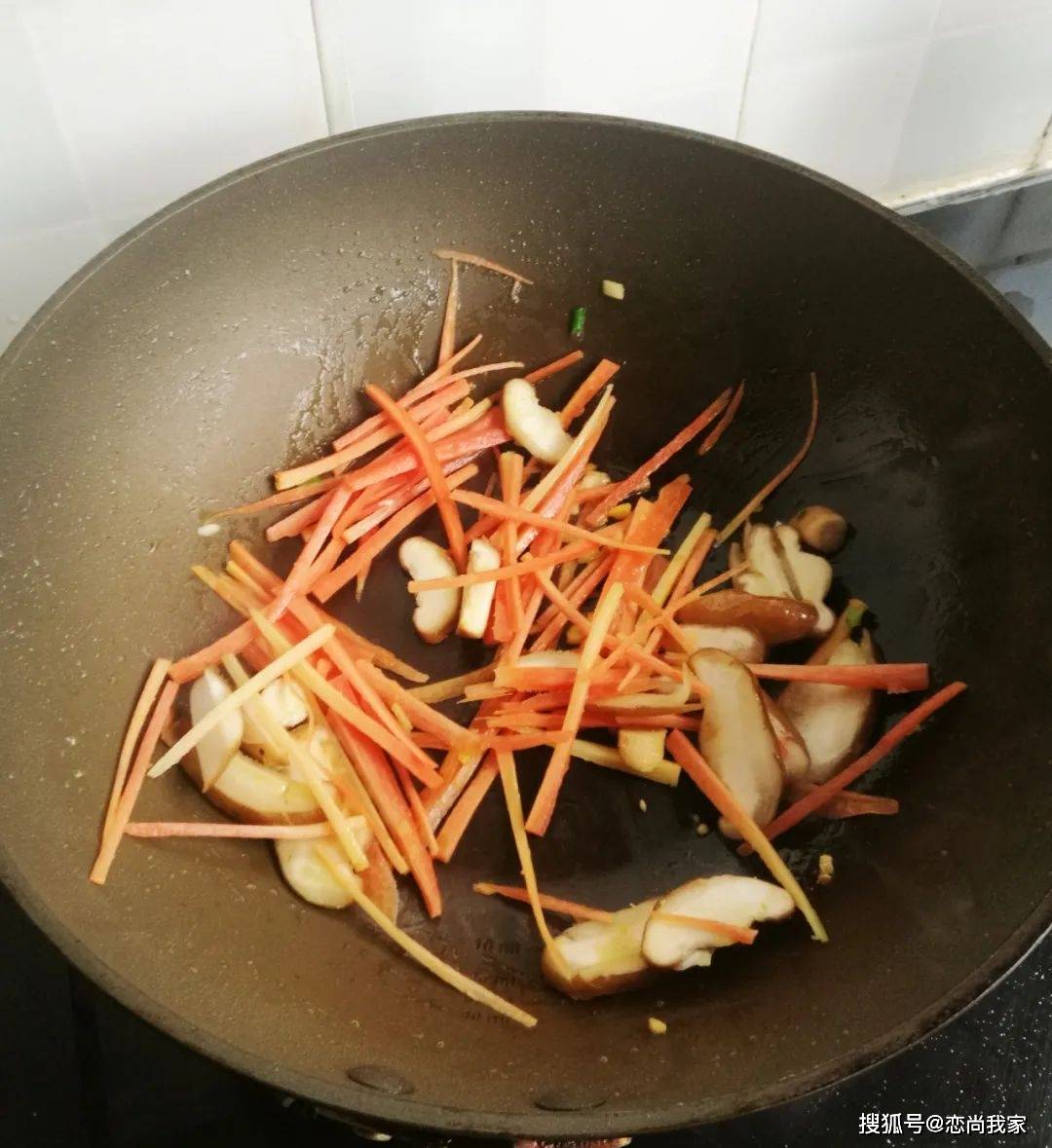 做法|今日开工啦，早餐来碗香菇胡萝卜肉丝炝锅面，做法简单还好吃！