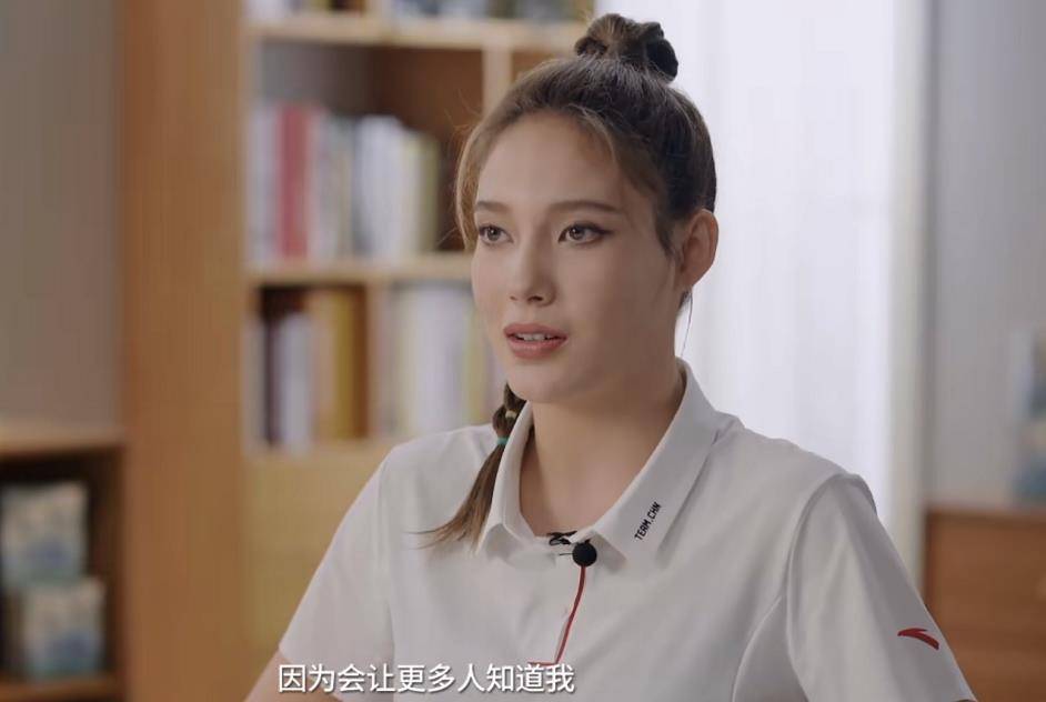 上衣18岁谷爱凌拍大片！上衣两边镂空秀蛮腰，涂大红唇气质成熟