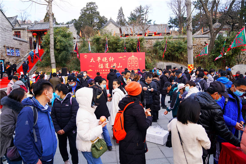 青岛|山东有个浪漫的旅游景点，山海相连十分壮观，青岛人最爱来看日出