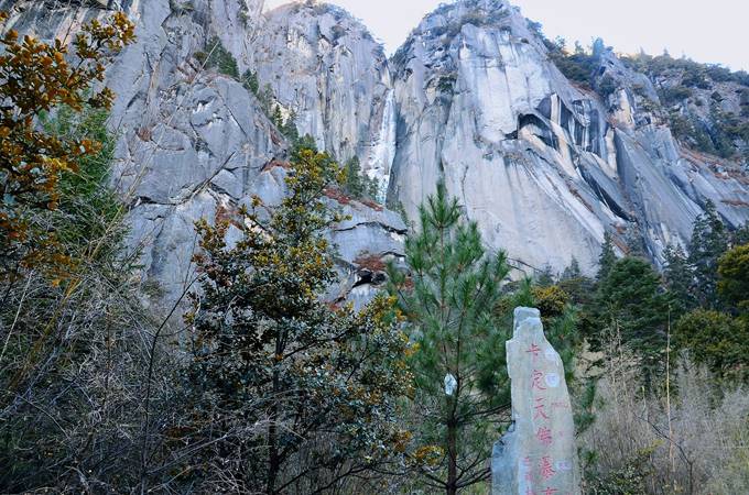 山石|冬天去西藏旅游，林芝卡定沟，这里的山石充满了想象力的传说