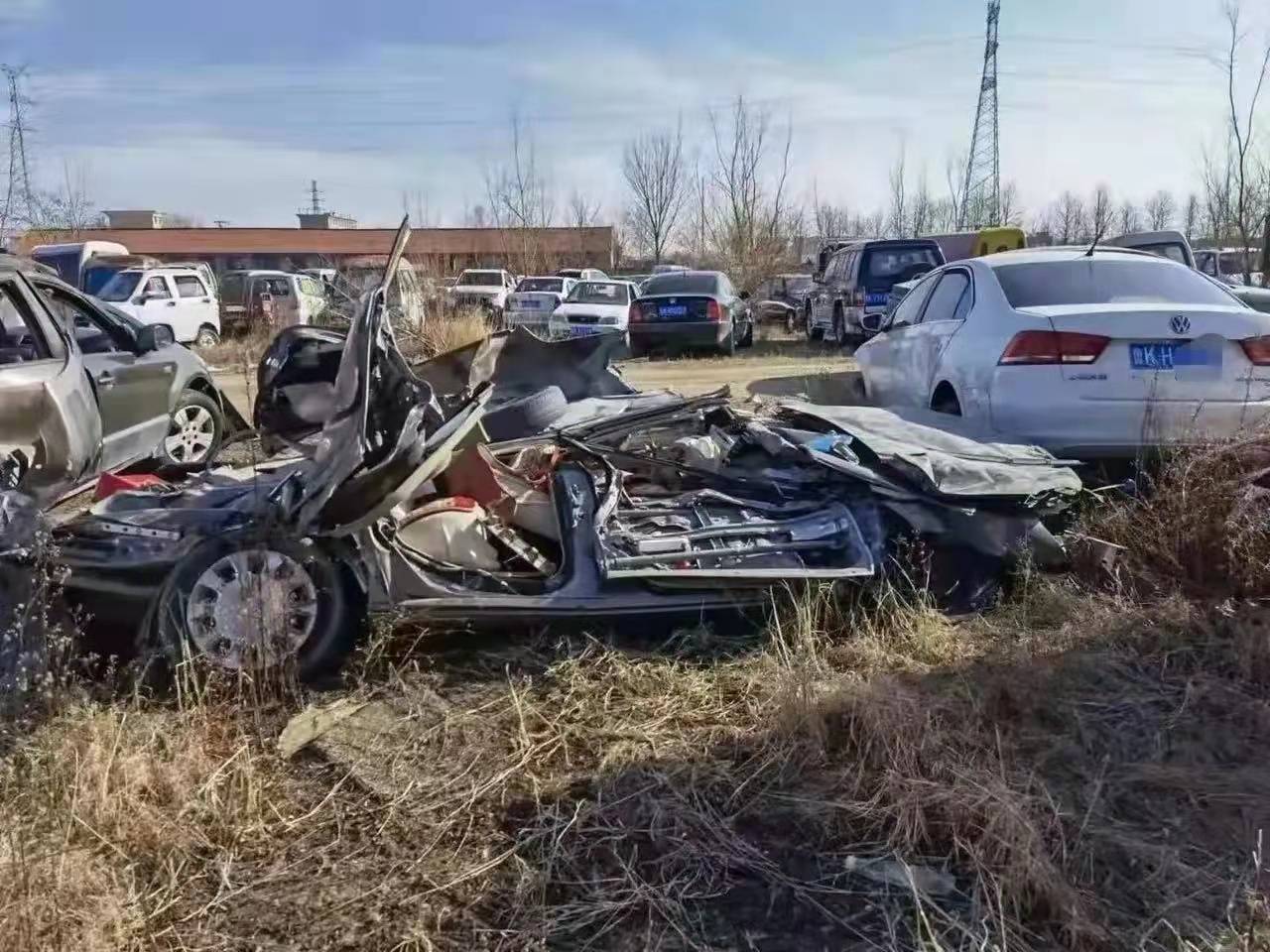 一路口一辆大型罐车突然翻车,多辆轿车遭碾压惨不忍睹_车辆_事故_黑色