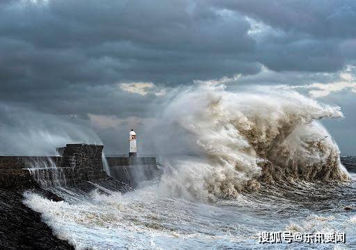 海啸来临图片