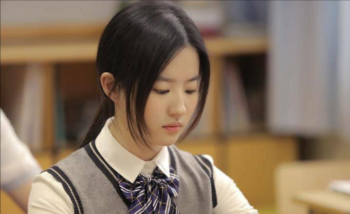 其实她的爸爸叫安少康,本来爸爸给她起的名字是安风,非常的有文字范.