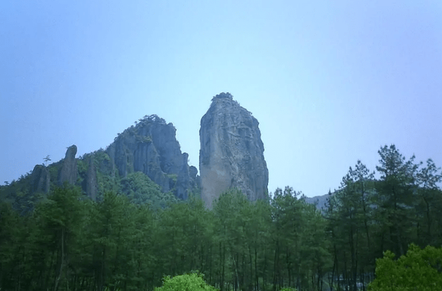 浙江有一景区，以山水神秀为主题，可欣赏姑妇岩、鼎湖峰及芙蓉峡