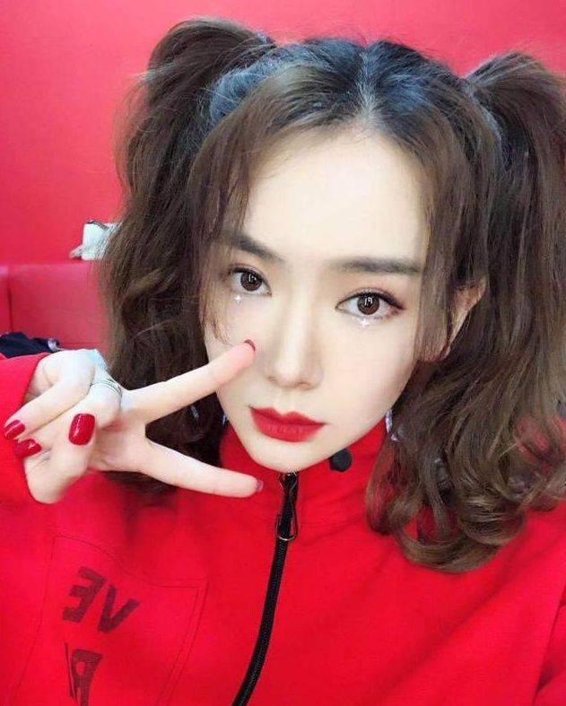 因为不少女明星的盛世美颜都是“妆”出来的,素颜后的她们都一言难尽
