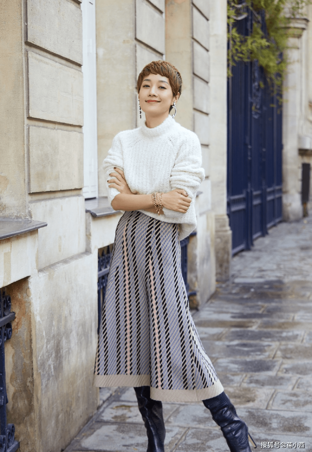 马伊琍 马伊琍真是越活越年轻,穿牛仔外套配玫红色t恤,洋气减龄还时髦