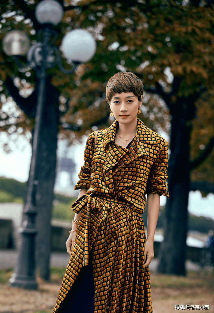 马伊琍 马伊琍真是越活越年轻，穿牛仔外套配玫红色t恤，洋气减龄还时髦