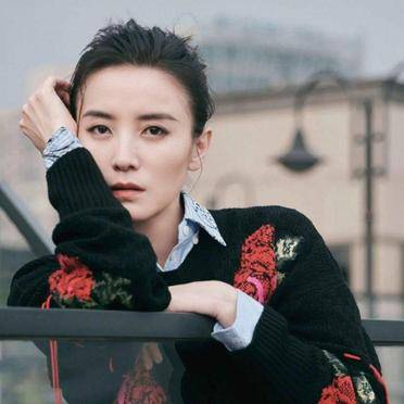 好身材 身穿一件印花设计的黑色针织衫叠穿浅色条纹衬衫,很有层次感,再搭配皮质短裙