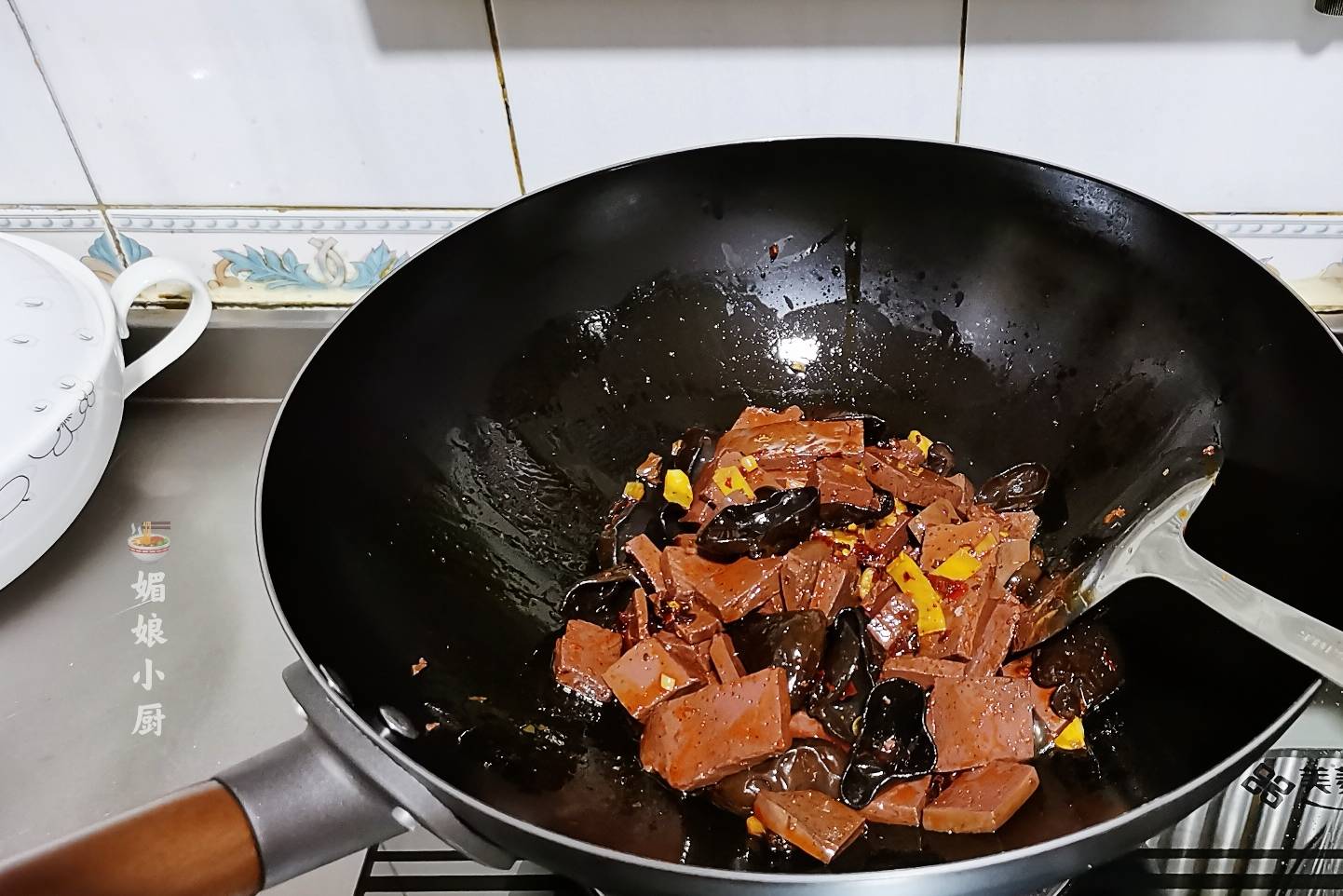 做红烧肉需要提前油炸吗 74377612f5dc4f259ce90d05b3f46a3a.jpeg