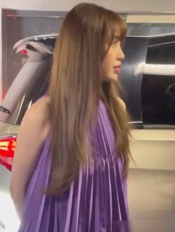 什么虞书欣是微胖身材？和100斤女助理站在一起后，这腿有点扎心了