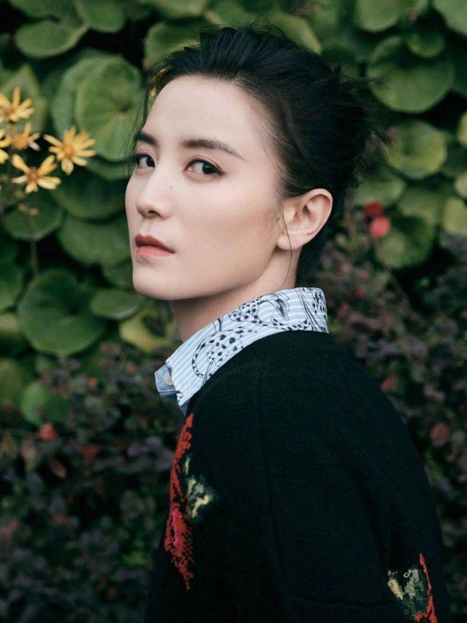 好身材 身穿一件印花设计的黑色针织衫叠穿浅色条纹衬衫,很有层次感,再搭配皮质短裙