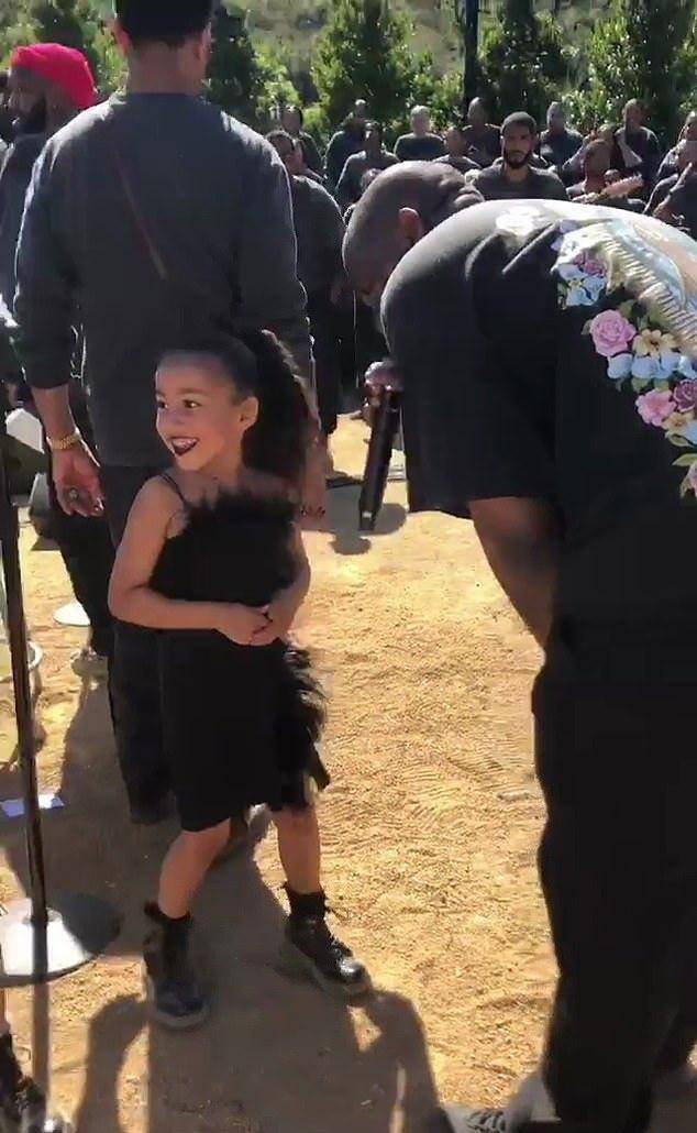 羽毛金卡戴珊5岁女儿不得了!黑色羽毛裙搭黑色口红,竟比妈妈都时髦