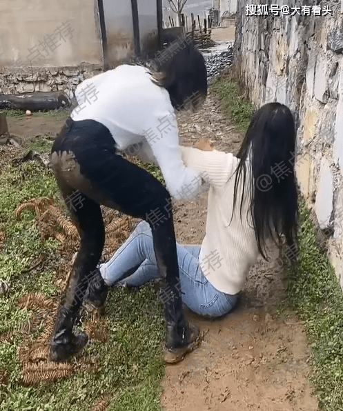原创两女子醉酒后掉进泥坑腿上沾上泥巴网友这个女人要多少彩礼
