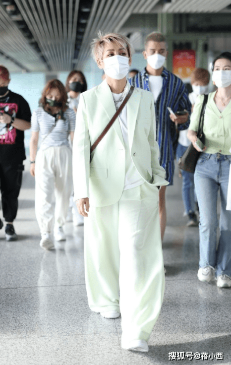 宁静 宁静越老越霸气，穿绿色千鸟格外套配马丁靴，一头金发赚足眼球