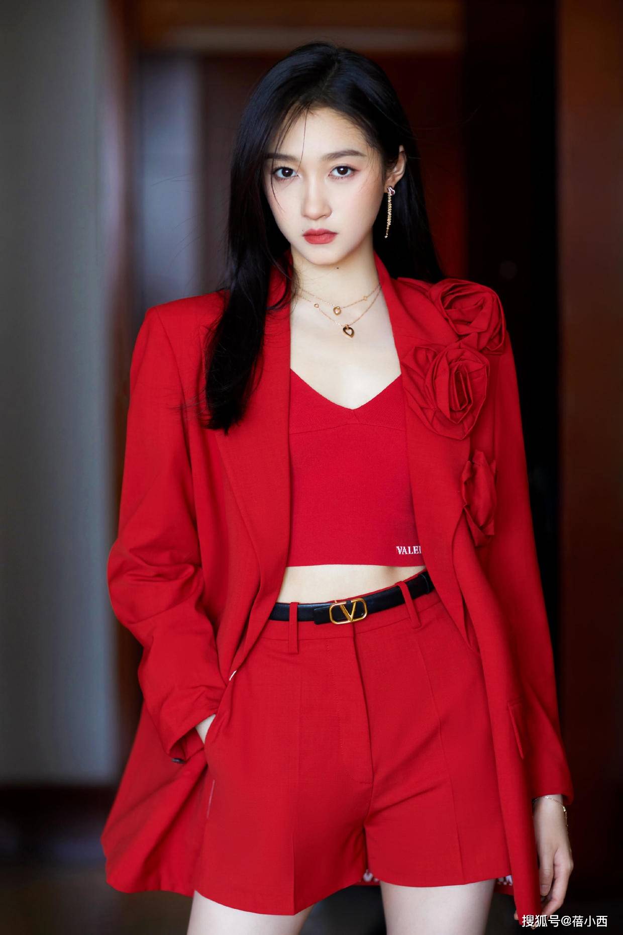 飞行员 “关晓彤”越来越时髦！穿飞行员外套配上棒球帽走机场，气场全开