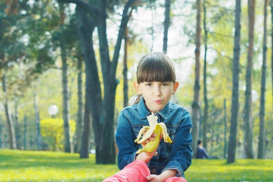 诱惑|本质是吃货,高铁上男孩看见乘务员吃零食,根本就迈不开双腿了