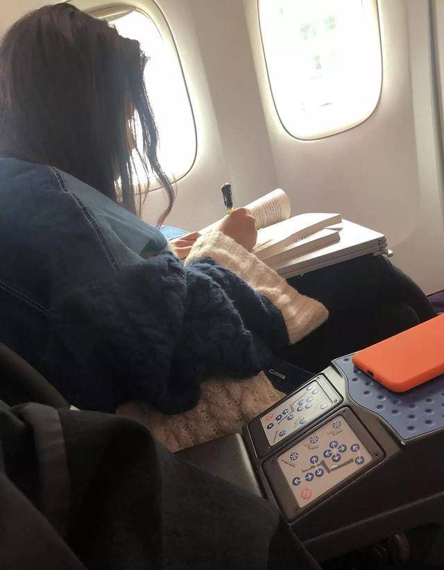 下巴网友偶遇火箭少女，吴宣仪头围比路人小很多，张紫宁却一直在学习