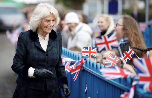 设计 英国的未来王后不好当！卡米拉连着三天亮相，穿天鹅绒长褂太霸气