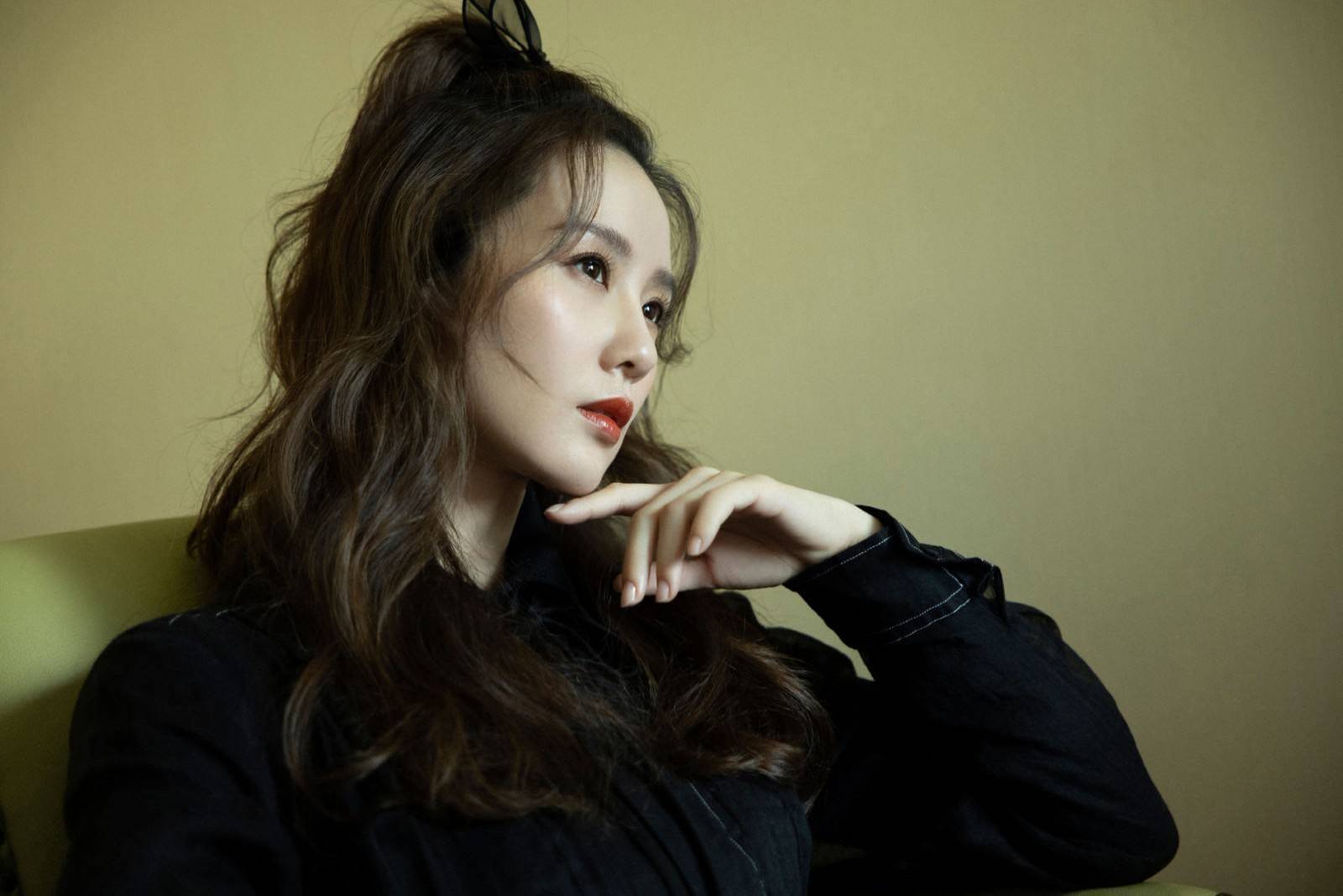 卷发高马尾太常见,女明星都爱上瀑布高马尾,唐嫣李沁扎上减龄又元气