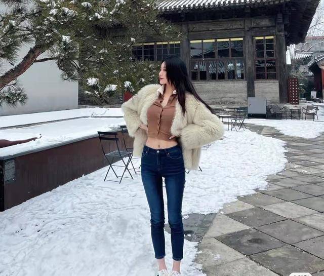 双腿纤细似筷子,给大13岁后妈当伴娘_范斯晶_身材_张梦瑾