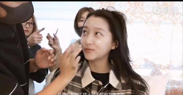 下巴网友偶遇火箭少女，吴宣仪头围比路人小很多，张紫宁却一直在学习