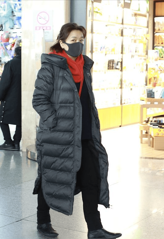 职场 54岁江珊终于复出，不做发型全场最朴素，奶奶风打扮更暴露年龄