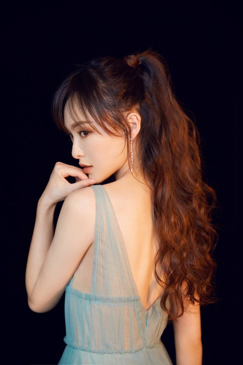 卷发高马尾太常见,女明星都爱上瀑布高马尾,唐嫣李沁扎上减龄又元气