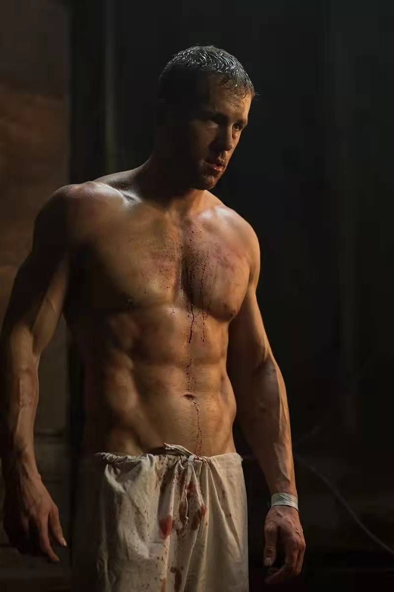 35岁死侍妻子身材凹凸有致，妆容精致不见一丝皱纹，大长腿瞩目！_搜狐网, image size:800x1200