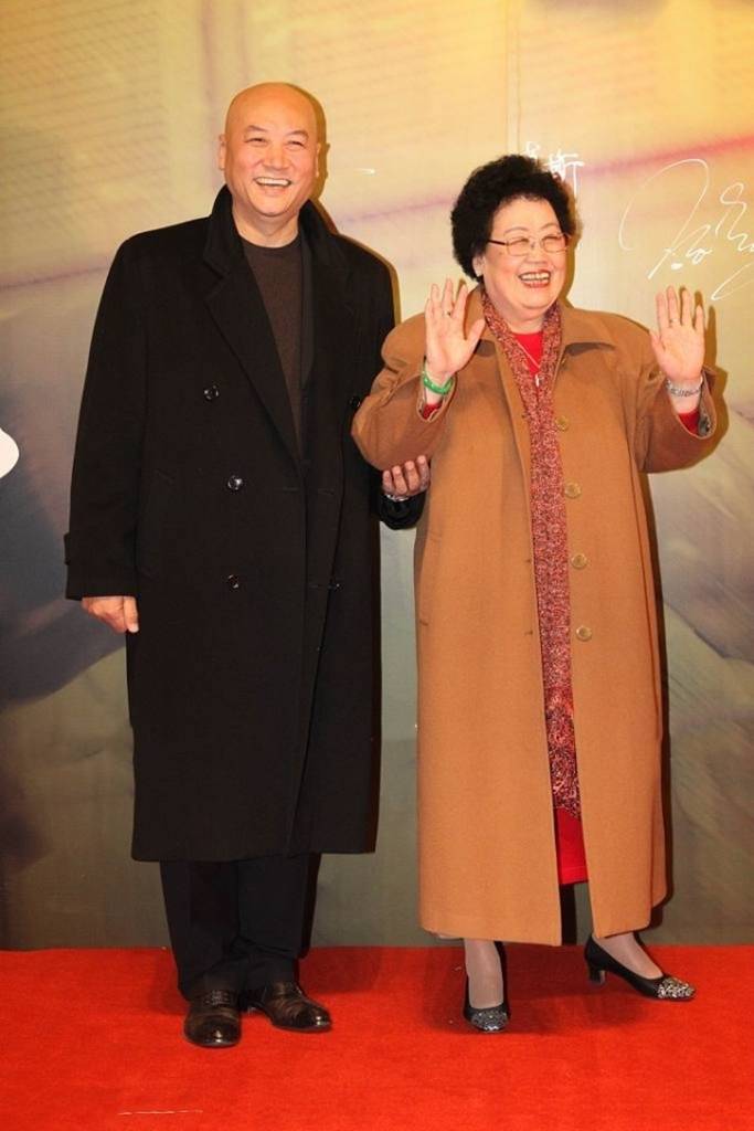 陈丽华 迟重瑞搀富婆妻子出镜，大12岁老婆全身首饰太闪耀，他全程陪笑