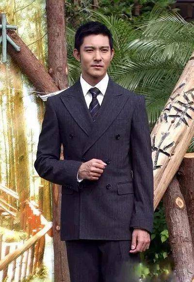 男主立威廉是娱乐圈里少有的自带贵族气质的男明星,所以这种总裁角色