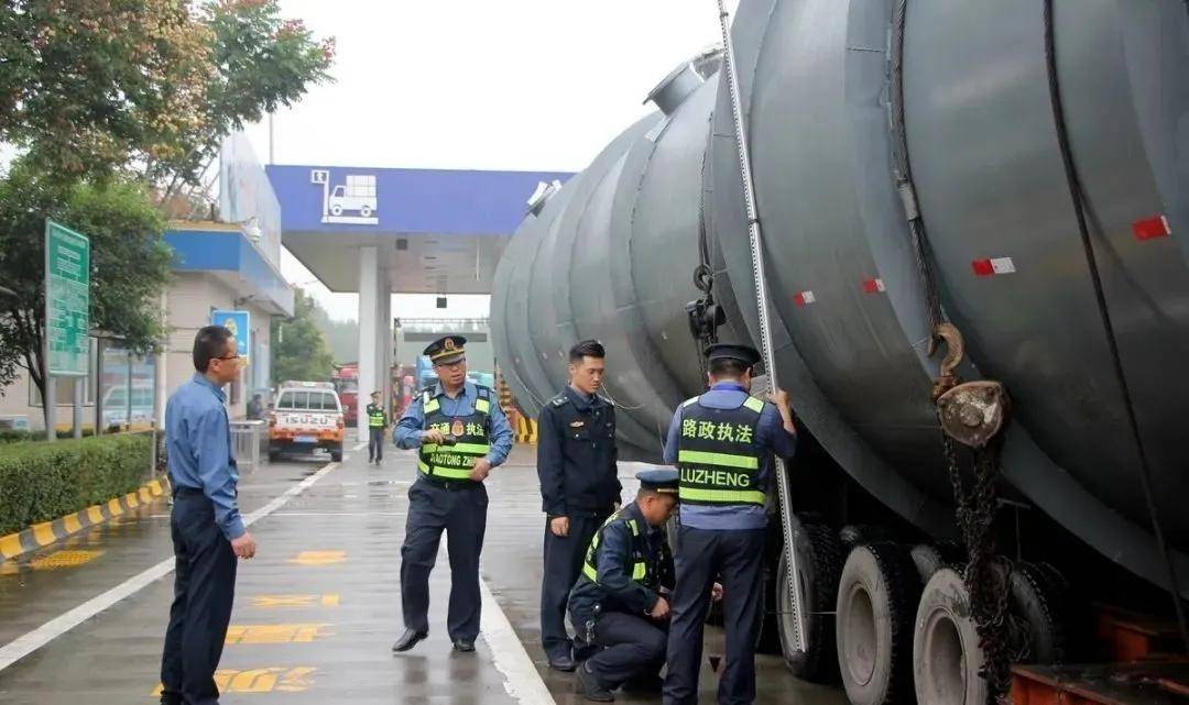 也就是路政按照以下規定給予處罰:(一)車貨總高度從地面算起未超過4