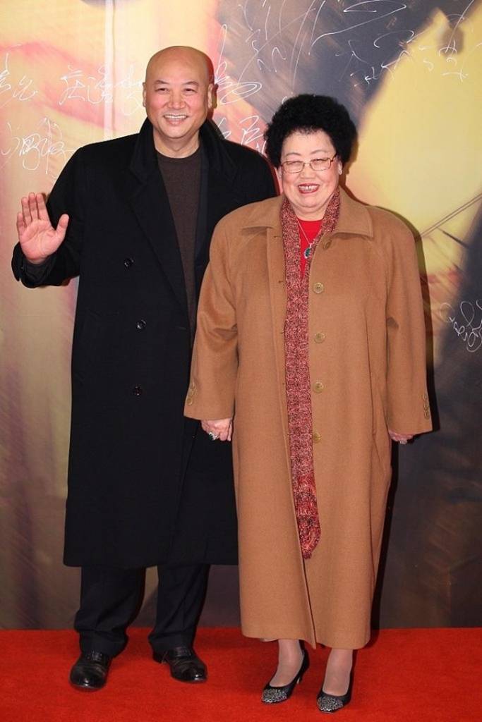 陈丽华 迟重瑞搀富婆妻子出镜，大12岁老婆全身首饰太闪耀，他全程陪笑