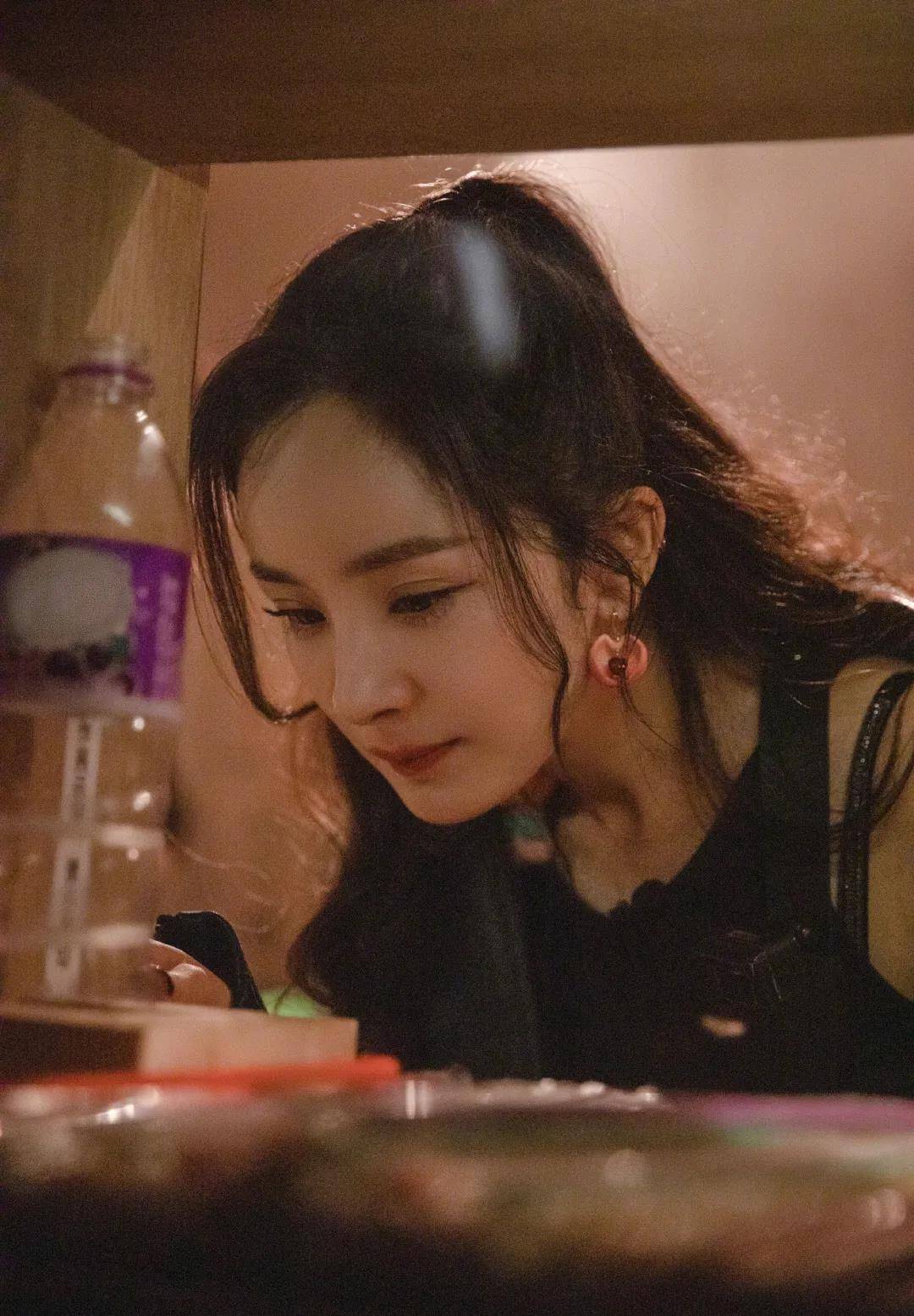 发型好少女！杨幂的新发型也太适合春日踏青了吧