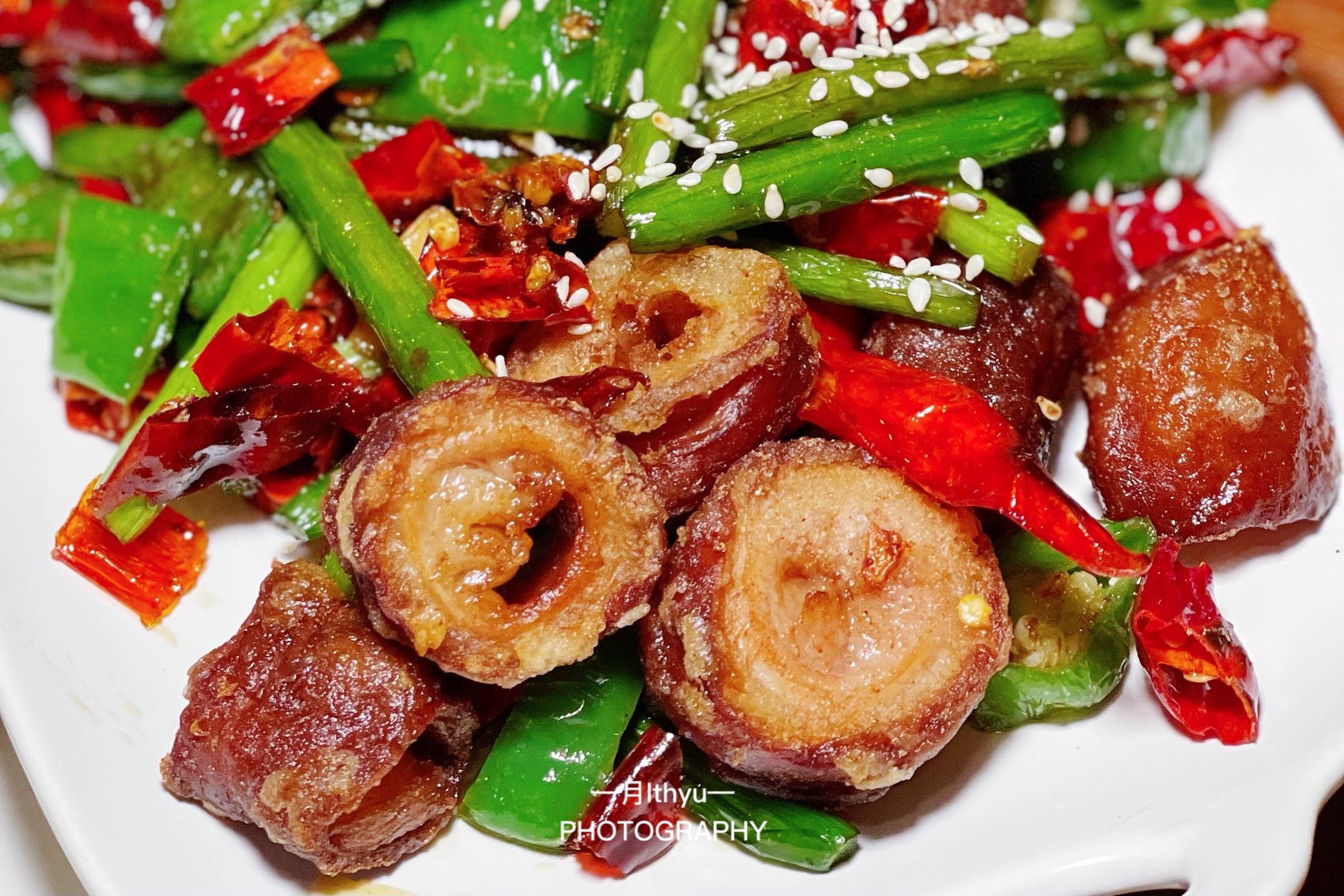 干煸脆皮大肠,下酒的好菜,与青椒,蒜苔一同,大肠的味道更加丰富,入口