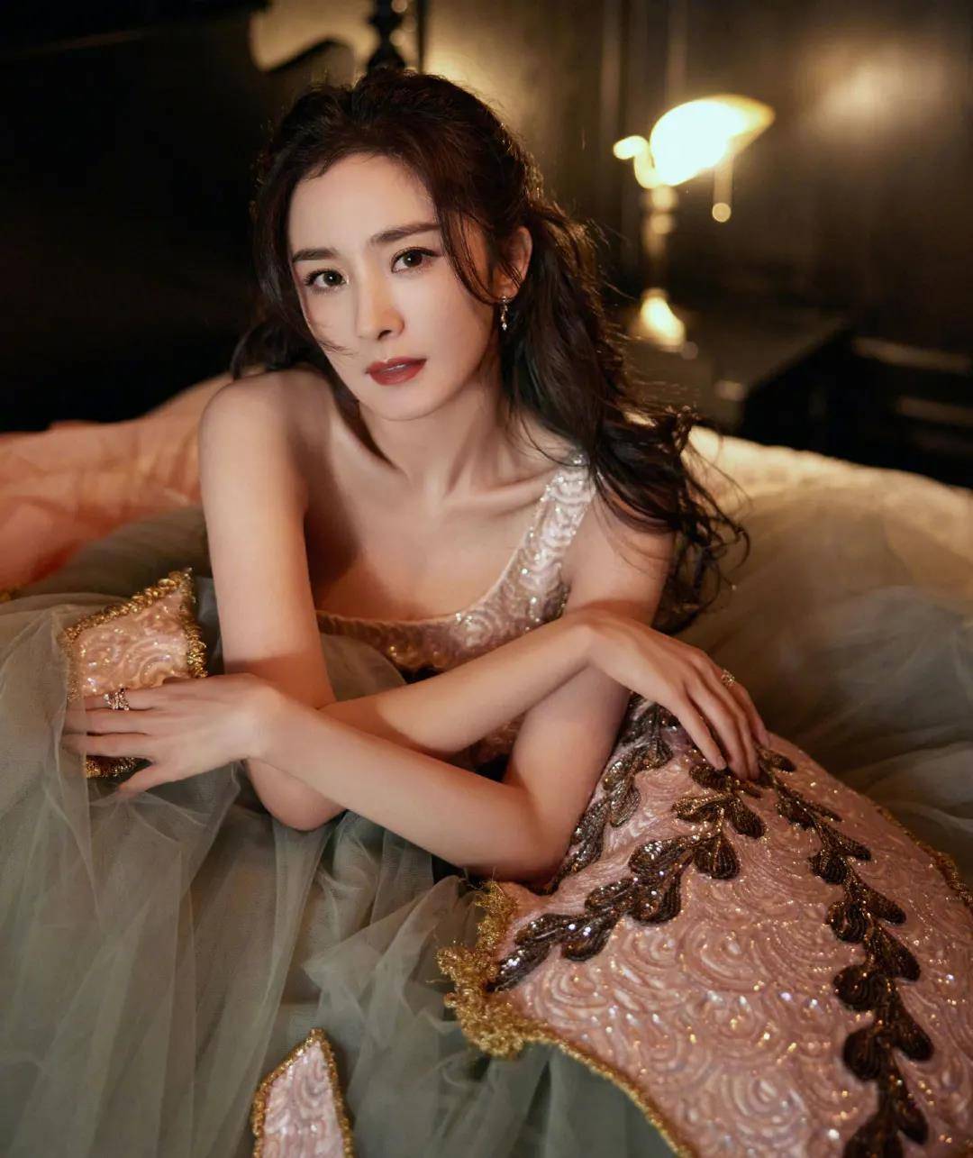 发型好少女！杨幂的新发型也太适合春日踏青了吧