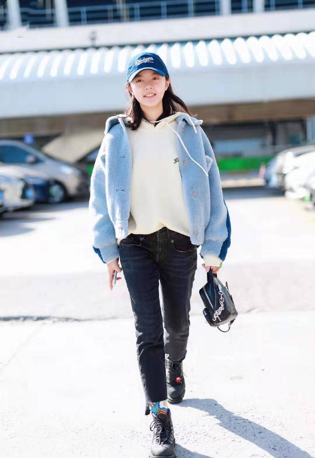 感觉 17岁赵今麦真长开了，鼻子真是全脸之光，大眼小脸更“灵”了